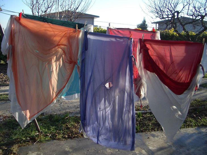 Particolari dei vestiti del nucleo 2 del castello di Kafka